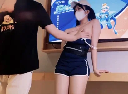 Em nhân viên bán TV xinh đẹp và vị khách may mắn