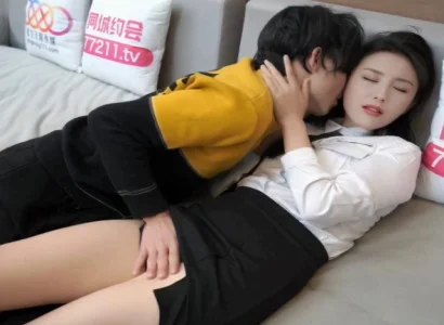 Cô gái làm thư ký lén phục vụ sếp để lấy tiền