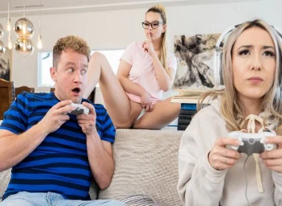 cô bé bị bạn thân phản bội cướp người yêu khi còn mải mê chơi game