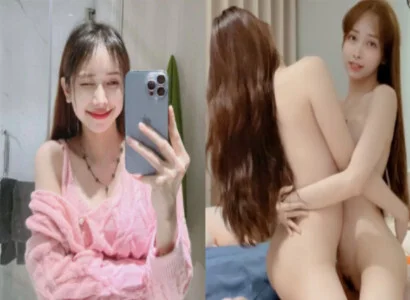 Lâm Thái Vy cùng người bạn thân thiết móc bím với nhau trong buổi livestream