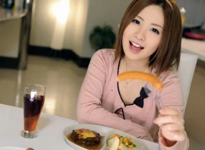 Chàng trai ăn tối xong rồi ăn em