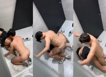 Họ quan hệ tình dục trong WC