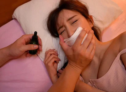 Một kẻ đánh thuốc mê cô em họ xinh đẹp để quan hệ